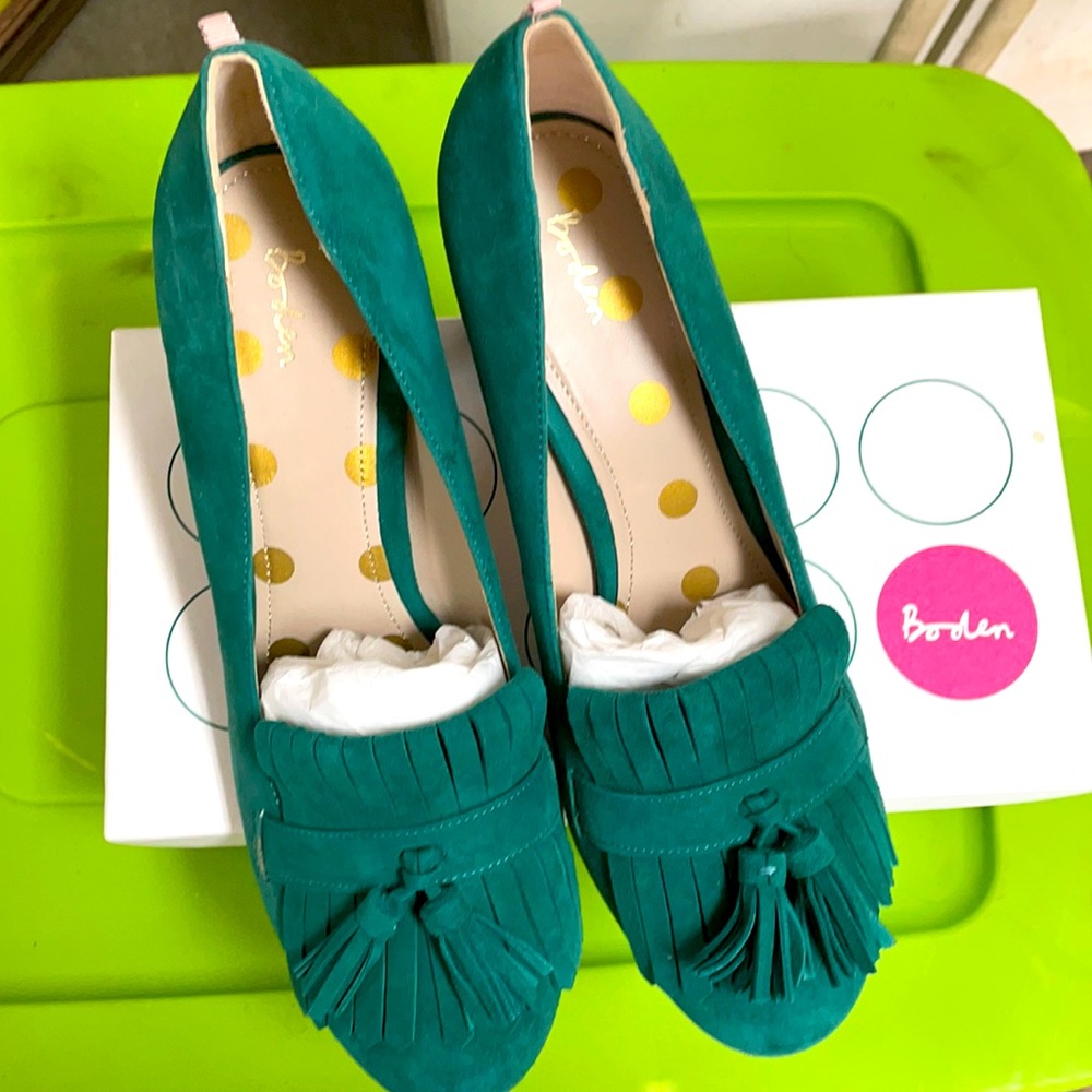 Size 11 Boden green suede heeled loafers